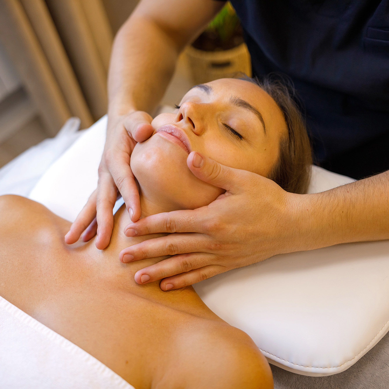 Masajes Relajantes, Masaje corporal completo en Ana hata Belleza