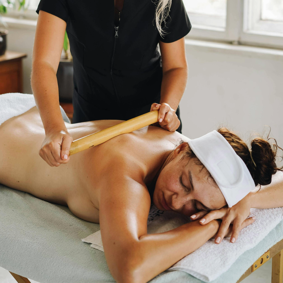 Tratamientos corporales anticelulíticos con cañas de bambú en Anahata Belleza, un centro de estética en Sopela