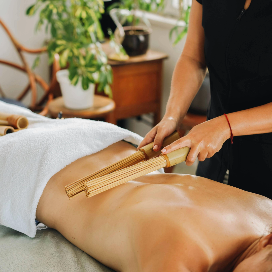 Tratamientos corporales anticelulíticos con cañas de bambú en Anahata Belleza, un centro de estética en Sopela